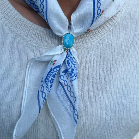Brosje med turkis & silkesjal