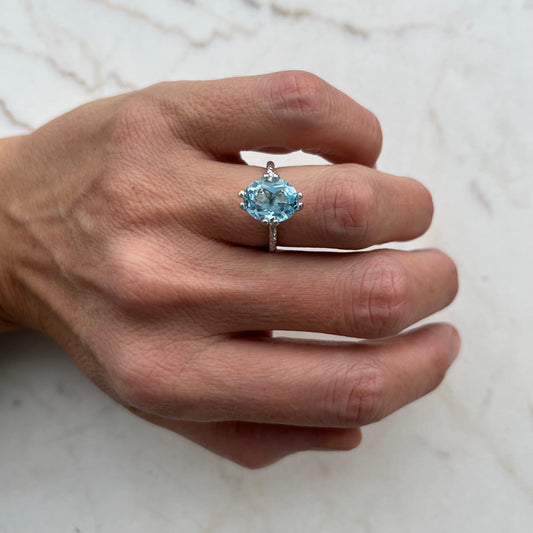 Harriet med blå topaz