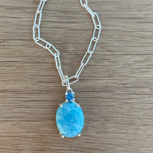 Kjede med turkis anheng
