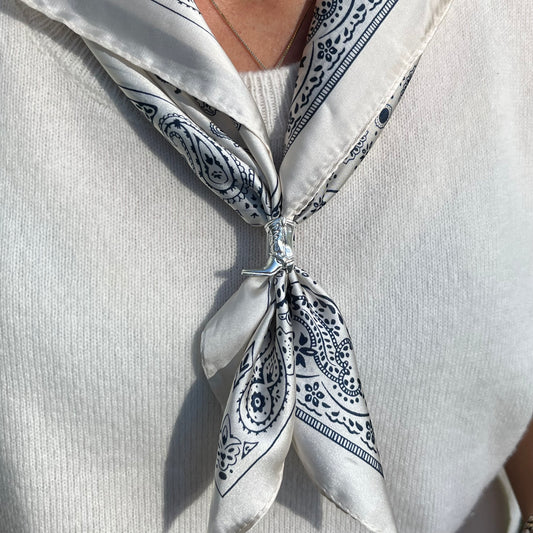 Brosje med sølv boots