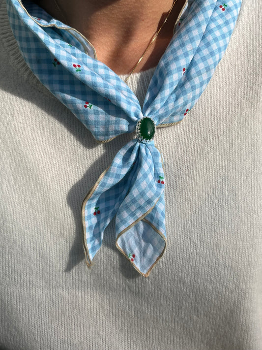 Brosje med jade & blåttrutet skjerf