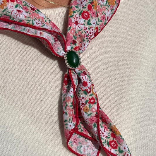 Brosje med grønn jade