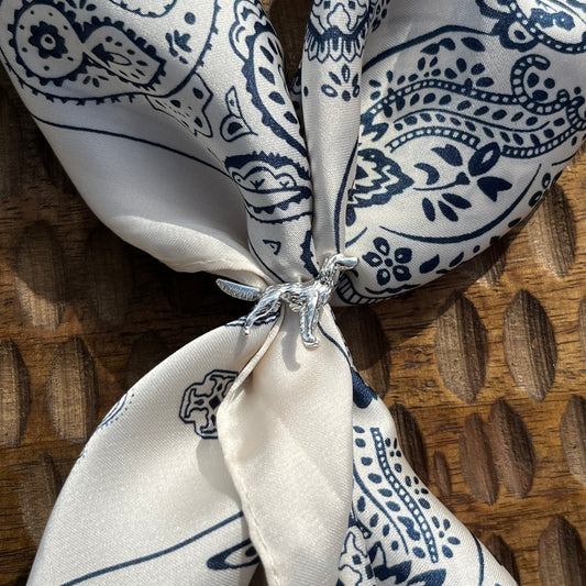 Brosje med sølv setter