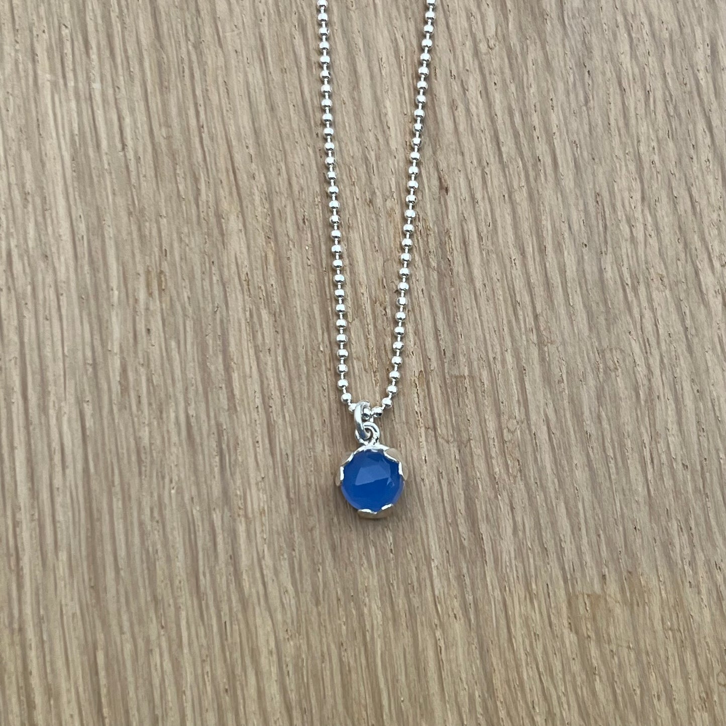 Kjede med blå Chalcedon