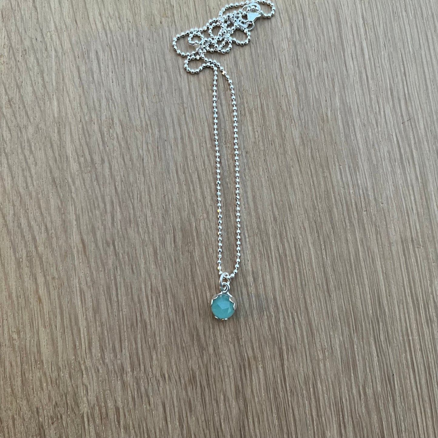 Kjede med lysegrønn Chalcedon