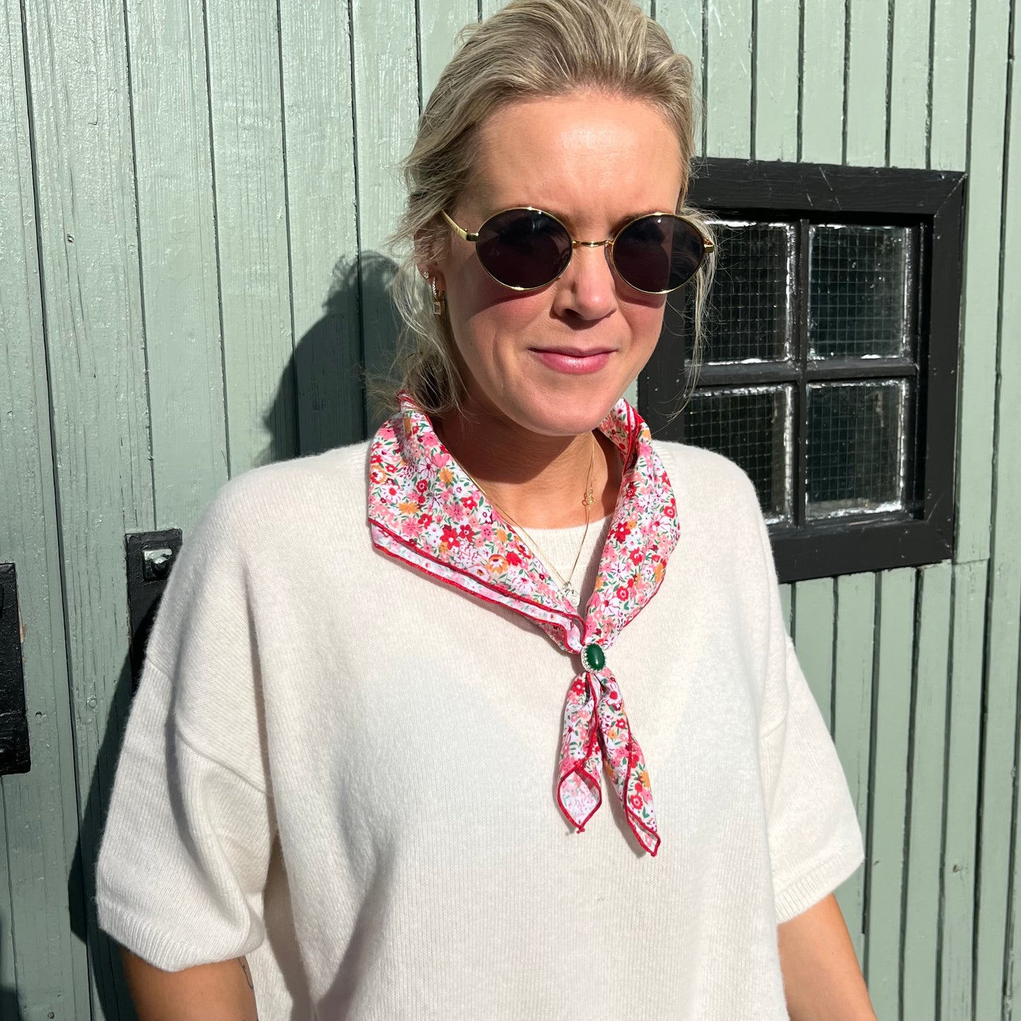 Brosje med grønn jade