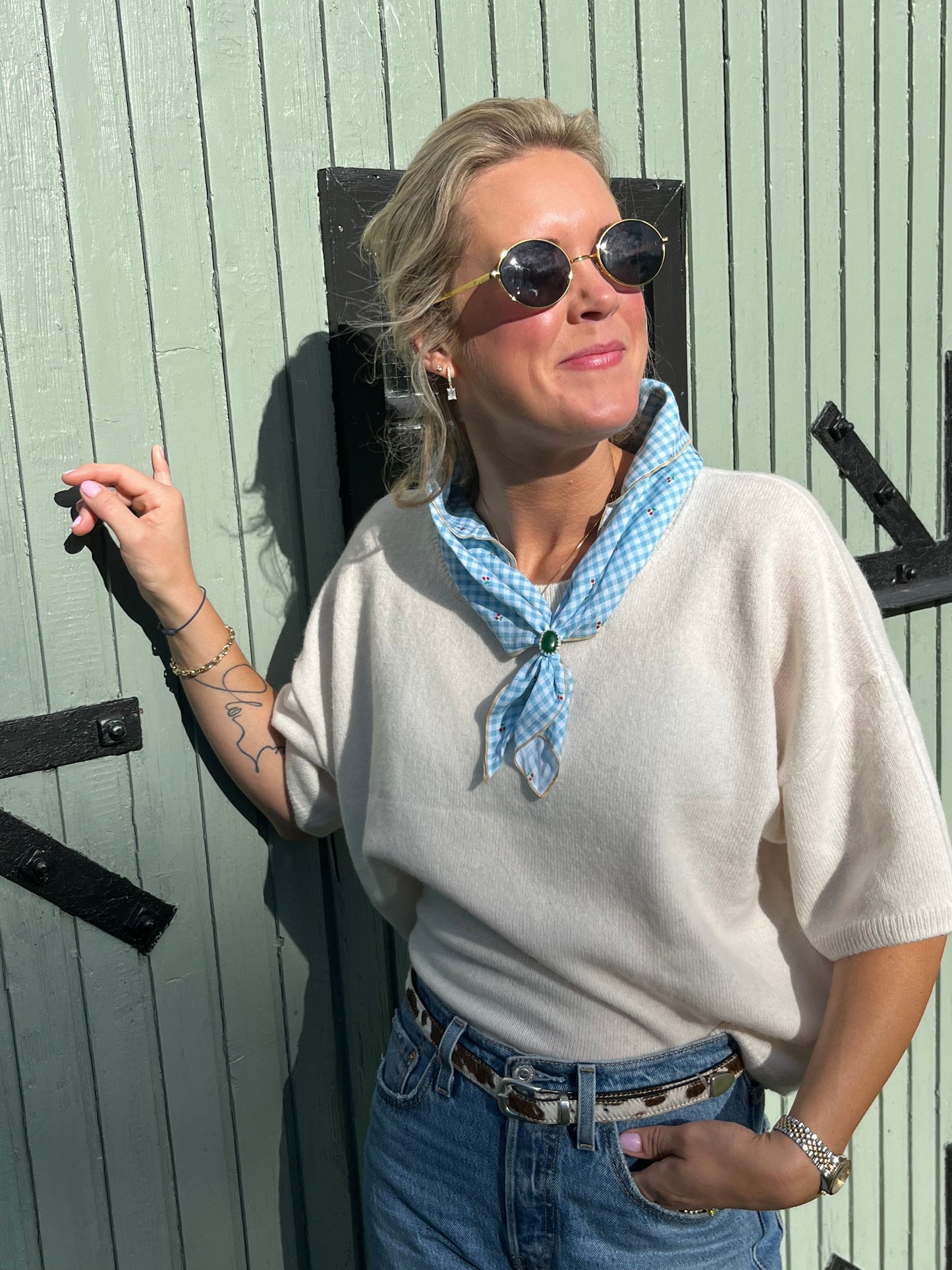 Brosje med jade & blåttrutet skjerf
